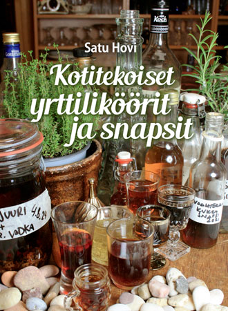Kotitekoiset yrttiliköörit ja snapsit -kirjan kansikuva jossa erilaisia yrttejä, snapsilaseja ja pulloja.