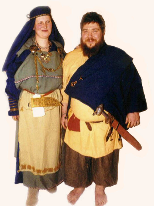 Suomalainen viikinkinainen 1000-luvun puolivälistä ja viikinkimies 900-luvulta. Valokuva Rauno Huikari.
